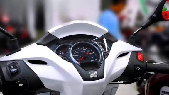 Honda Activa 8G – 210cc Engine, 85kmpl Mileage & Sleek Modern Design for Just ₹55,000!